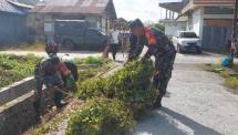 Babinsa Koramil 1710-02/Timika Laksanakan Karya Bhakti Bersama Warga Untuk Peringati HUT Ke-60 Kodam XVII/Cenderawasih