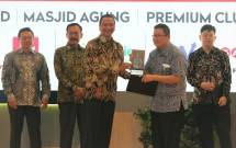 Marketing Director Agung Podomoro Agung Wirajaya disaksikan Vice President Director Agung Podomoro Noer Indrajaja (kedua kiri) dan didampingi Chief Marketing Officer Kota Podomoro Tenjo (kiri), menyerahkan plakat kepada salah satu partner penyedia fasilitas Kota Podomoro Tenjo di Central Park Mall 