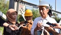 Presiden Jokowi usai meresmikan Jembatan Gantung Mangunsuko, di Kecamatan Dukun, Kabupaten Magelang, Jawa Tengah, Senin (18/9) (Dok: Setkab)