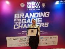 Wiwin Dewi Herawati, Chief Marketing and Corporate Communication Officer (CMCCO) SiCepat Ekspres menerima penghargaan Indonesia Wow Brand Award 2023 di The Westin Jakarta, Jakarta Selatan pada Kamis (11/5