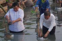 Menhan Prabowo Subianto Dampingi Presiden RI Jokowi Tanam Mangrove 
