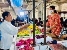 Presiden Jokowi Cek Harga Komoditas Pangan di Pasar Rakyat Talang Banjar Jambi