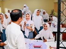 Presiden Jokowi Tinjau Aktivitas Belajar Mengajar di SMKN 4 Kota Jambi