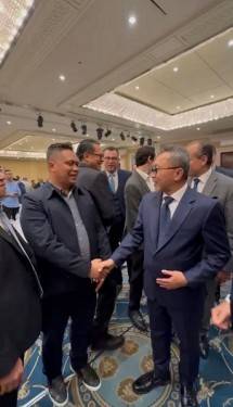 Tampak dalam gambar Zaenal Aziz, Direktur Utama PT Dinamika Utama Pangan, tengah berbincang dengan Zulkifli Hasan, Menteri Perdagangan RI, pada Forum Bisnis Indonesia - Mesir di Kairo, 14 Mei 2023.