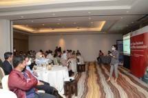 Erlina, Division Head Project Management Office Multipolar Technology, sedang menjelaskan tentang keunggulan solusi MailApp kepada para peserta seminar &ldquo;Grow Your Business with Office Automation&rdquo; yang diselenggarakan oleh Multipolar Technology bersama Helios Informatika Nusantara di Pullman Jakarta Thamrin, Selasa (16/5). 