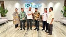 [Dari ki-ka]: Direktur Compliance & Human Capital BSI Tribuana Tunggadewi, Komisaris BSI Suyanto, Kepala BSSN Letjen TNI Purn. Hinsa Siburian, Direktur Utama BSI Hery Gunardi, Deputi Bidang Keamanan Siber dan Sandi Perekonomian Slamet Aji Pamungkas dan Wakil Direktur Utama BSI Bob Tyasika Ananta 