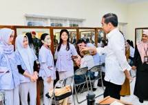 Saat Presiden Jokowi Pesan Baju Buatan Siswa Tata Busana