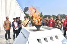 Nyalakan Obor di Peringatan HUT ke-206 Pahlawan Nasional Pattimura, Ketua MPR RIMinta Generasi Muda Teladani Semangat Juang Pattimura