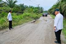 Presiden Jokowi Tinjau Kondisi Jalan di Labuhanbatu Utara Sumatera Utara 
