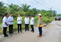 Presiden Jokowi: Jangan Sampai Jalur Logistik dan Jalan Produksi Rusak Parah