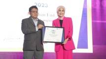 MarkPlus beri penghargaan kepada salah satu pemenang WOW Influencer.