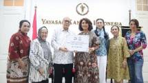Dirut PT Pos, Ketua YKI dan beberapa yayasan lainnya saat menyerahkan bantuan