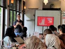 Henry Manampiring, Regional VP Marketing RedDoorz, sedang memberikan penjelasan kepada wartawan mengenai kinerja RedDoorz selama Lebaran 2023.