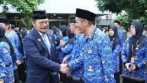 Mentan syl menyalami pegawai di hari Harkitnas