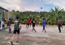 Satgas Yonif 143/TWEJ Jadikan Olahraga Sarana Silaturahmi dengan Masyarakat