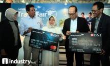 GM Card Business Division BNI Corina Leyla Karnalies, Direktur Bisnis Konsumer BNI Anggoro Eko Cahyo, Direktur Marketing & Teknologi Informasi Garuda Indonesia Nina Sulistyowati, Direktur Cargo Garuda Indonesia Sigit Muhartono dan VPM Garuda Indonesi