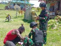 Satgas Yonif Raider 200/BN Bantu Perbaiki Mesin Rumput Warga ( Foto : Satgas Yonif Raider 200/BN)