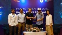 Ketua Bidang Pengembangan Teknik PRSSNI Agus FI Soetama (tengah) menyerahkan cindera mata kepada VP Digital Music Nuon Digital Indonesia Adib Hidayat (kedua dari kanan) didampingi oleh GM Digital Music Strategic Partnership Nuon Digital Indonesia Upik Muditya Sidarta (paling kanan), Expert Music Product Development Nuon Digital Indonesia Slamet Suyono (paling kiri) dan Manager OTT DCB Product and Partnership Telkomsel Verdian Rynaldi