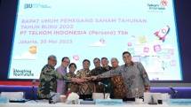 Kiri-kanan) Direktur Network & IT Solution Herlan Wijanarko, Direktur Digital Business Muhamad Fajrin Rasyid, Direktur Enterprise & Business Service FM Venusiana R, Direktur Utama Ririek Adriansyah, Direktur Strategy Portfolio Budi Setyawan Wijaya, Direktur Wholesale & International Service Bogi Witjaksono, Direktur Keuangan & Manajemen Risiko Heri Supriadi, Direktur Human Capital Management Afriwandi