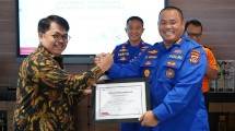 Direktur SDM dan Penunjang Bisnis PIS, Surya Tri Harto saat memberikan penghargaan kepada Polairud dan Basarnas 