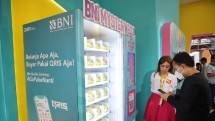 Pengunjung BNI Java Jazz Festival 2023 melakukan transaksi dengan menggunakan QRIS di BNI Mystery Box