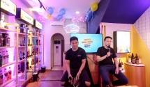 dari kanan: Vincent Lee dan Jun Chandra saat pembukaan concept store Minum Yuk Kaka Kelapa Gading Jakarta Utara.