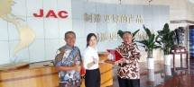  ki-ka: Dimas Teguh Mulyanto selaku Komisaris PT Jasa Berdikari Logistics Tbk, Vivian Wen selaku Light Commercial Vehicle Dept. International Marketing Chief JAC Motors, dan James Budiarto Tjandrakesuma selaku Direktur Utama PT Jasa Berdikari Logistics Tbk (Foto: Dokumentasi Jasa Berdikari Logistics) 