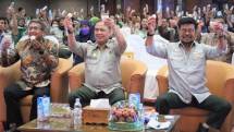 Mentan SYL bersama Dirjen PKH Nasrullah memakan telur dan susu