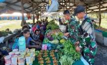 Satgas Yonif Raider 200/BN Bantu Mama-Mama Dengan Borong Habis Hasil Kebun ( FitiPenerangan Satgas Yonif Raider 200/BN)