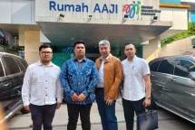 Frendy Kosasih (batik biru), agen asuransi Hanwha dipanggil ke AAJI untuk dimintai keterangan.