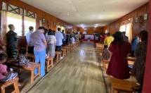 Keakraban Satgas Yonif Raider 200/BN dengan Jemaat Gereja Setelah Kegiatan Ibadah ( Foto : Satgas Yonif Raider 200/BN)