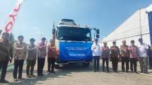 Menperin Agus Gumiwang Kartasasmita bersama Bupati Karawang Cellica Nurrachadiana serta jajaran direksi TMMIN saat melepas ekspor Toyota Yaris Criss Hybrid (Foto: Ridwan/Industry.co.id)