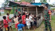 Babinsa Koramil 1710-02/Timika Bagikan Alat Tulis kepada Anak-Anak Sekolah