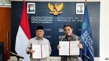 Direktur Sales & Distribution BSI Anton Sukarna (kanan) bersama Sekjen Kementerian Perdagangan Suhanto (kiri) saat penandatanganan nota kesepahaman terkait penyedian layanan perbankan syariah berupa pengelolaan belanja pegawai dan penyediaan jasa perbankan di Kantor Kementerian Perdagang RI di Jakarta. 