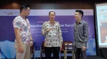 (Dari kiri ke kanan) SIEM Product Manager Multipolar Technology Ignatius Oky Yoewono, Director Enterprise Application Service Business Multipolar Technology Jip Ivan Sutanto, dan Partner Technical Specialist IBM Security Software Chandra Chen sedang berbincang di sela-sela acara "Infobank Forum 2023: Data Protection in Financial Services" di Fairmont Jakarta, Kamis (15/6/2023).