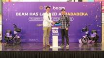 General Manager Corporate Marketing Jababeka Residence Eric Limansantoso bersama Country Manager Beam Mobility Indonesia, Devraj Sathivelu saat peresmian sepeda elektrik Beam Mobility di Kota Jababeka