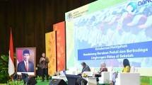 Karyanto Wibowo, Direktur Sustainable Development Danone Indonesia (kiri) bersama sejumlah narasumber pada sesi Dialog Perkembangan Pendidikan Lingkungan Indonesia dalam Festival Peduli Sampah Nasional (FPSN) 2023 di Gedung Manggala Wanabakti, Jakarta