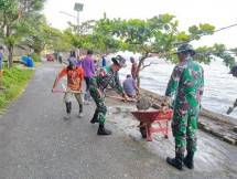 Satgas Yonarmed 1 Kostrad Bangun Talud Jalan Sepanjang Pesisir Pantai