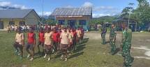 Prajurit Satgas Yonif Raider 200/BN Latihkan Baris Berbaris di SMP Yakpesmi Yalimo ( Foto : Satgas Yonif Raider 200/BN) 