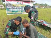 Satgas Yonif Raider 200/BN Berikan Pelayanan Kesehatan Keliling. Foto : Satgas Yonif Raider 200/BN