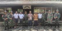 Satgas Yonif Raider 200/BN Bagikan Alkitab di Sekolah Alkitab Bogo ( Foto : Satgas Yonif Raider 200/BN)