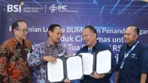 SEVP Consumer Banking BSI Wawan Setiawan (kiri kedua) bersama Direktur RS Pelabuhan dr. Sapto Harry Kriswanto, MARS (kanan kedua) didampingi SVP Gold & Pawning Business BSI Mahendra Nusanto S (kiri pertama) dan SEVP Business Support RS Pelabuhan R. Sadono Mulyo (kanan pertama) saat meneken perjanjian kerja sama untuk penyediaan produk dan layanan Cicil Emas 