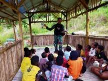 Pos Eragayam Ajarkan Baca Tulis Anak-Anak di Distrik Eragayam Papua Pegunungan ( Foto : Satgas Yonif Raider 200/BN)
