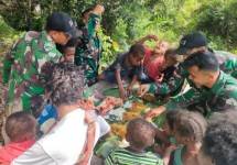 Satgas Yonif 143/TWEJ Tingkatkan Kebersamaan dengan Masyarakat di Pedalaman Papua