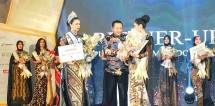 Berikan Trophy Puteri Otonomi Indonesia 2023, Ketua MPR RI Ajak Masifkan Vaksinasi Ideologi Empat Pilar MPR RI