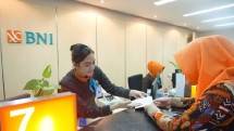 Suasana transaksi di Bank BNI