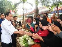 Presiden Jokowi Tinjau Harga Bahan Pangan di Pasar Palmerah Jakarta