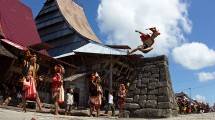 Hombo Batu atau Lompat Batu di Nias, Sumatera Utara (Foto: travelingyuk)