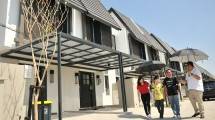 Direktur Utama PT Graha Abdael Sukses (GAS) Hans Wibisono (kanan) mendampingi salah satu keluarga pemilik rumah usai acara serah terima unit-unit rumah Amesta Living, di Surabaya