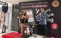 Sugiri Willim, Direktur Operasional PT Eka Bogainti (HokBen) dan Francisca Lucky selaku General Manager Marketing PT Eka Bogainti (HokBen) 
